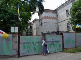 Переселенцы силой заняли здание бывшего епархиального женского училища в центре Одессы