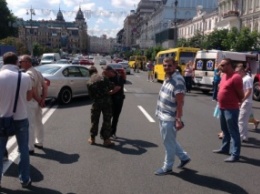 Бойцы добровольческих батальонов перекрыли улицу Крещатик