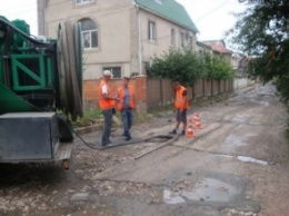 В Симферополе после ливня в местах подтоплений экстренно чистят ливневки (ФОТО)