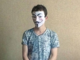 Молодой парень устроил резню в маскарадной маске в Славянске