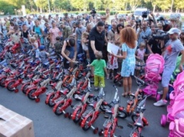 Саакашвили раздал детям 100 велосипедов, подаренных предпринимателями - конфискованные не отдает суд