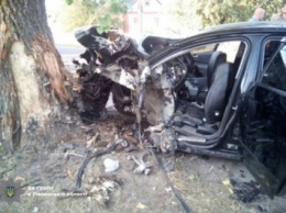 Авто врезалось в дерево в Ровенской области: двое человек погибли