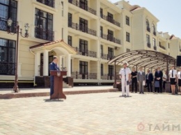 В Одессе Порошенко вручил военным морякам из Крыма ключи от квартир