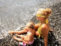 Татьяна Навка разместила фото с дочерью Пескова на сочинском пляже