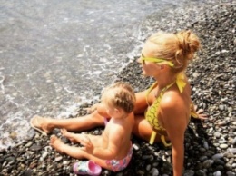 Татьяна Навка опубликовала фото с дочерью на сочинском пляже