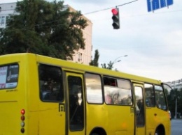 В Киеве из маршрутки выпала пенсионерка