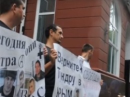 В Крыму разогнали акцию в поддержку политзаключенных (ВИДЕО)