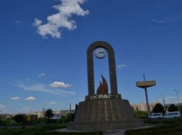 В Кривом Роге разрушается и заростает травой мемориал "Часы памяти" (ФОТО)