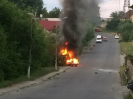 На Высоковольтной пылал автомобиль: взорвалось ГБО