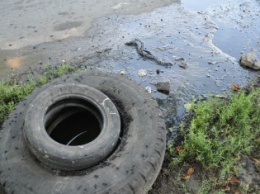 В Николаеве возле трамвайной остановки уже две недели течет канализация