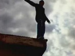 В Бердянске юноша упал с крыши школы