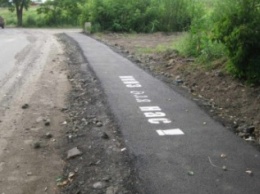В Краматорске делают тротуары от ямы в кусты (ФОТО)