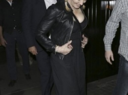 Мадонна на прогулке с сыном в странном наряде