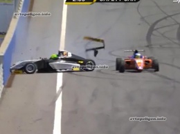 ВИДЕО, как сын Михаэля Шумахера попал в аварию на втором этапе немецкой Формулы 4