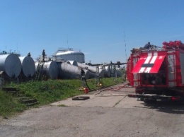 В Ровенской обл. в результате взрыва на нефтебазе пострадали 2 человека, - ГосЧС