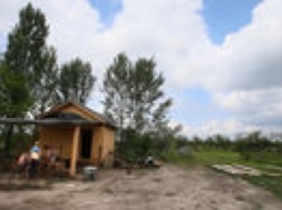 Переселенцы из Донбасса и Крыма строят общиной эко-дома под Киевом