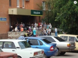 Жители «ЛНР» пошли на штурм банков в Станице Луганской (фото)