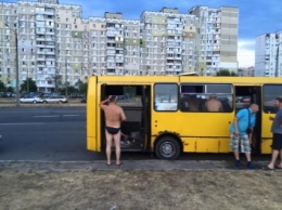 В Киеве полуголые водители маршруток «накрыли поляну» прямо в автобусе