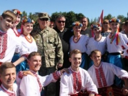 На Соборной площади Славянска проходит праздничный концерт (фотоотчет)