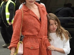 Звездные мамочки: Мила Йовович посетила с дочерью модный показ Шанель