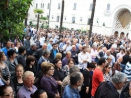 В Абхазии митингующие штурмовали здание МВД