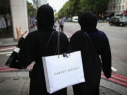 ОАЭ: Жителей Эмиратов попросили не носить национальную одежду в время путешествия