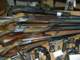 Мариупольцы сдавали в полицию ружья и патроны (ФОТО)