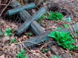 Под Одессой вандалы уничтожили треть сельского кладбища