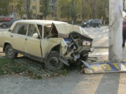 В Мариуполе пьяная компания на автомобиле врезалась в столб. Есть пострадавшие