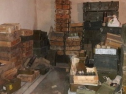 На базе полка "Днепр-1" нашли огромное количество незаконного оружия