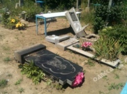 На кладбище под Одессой вандалы разрушили более 150 памятников