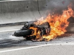 В Челябинской области заживо сгорел врезавшийся в дерево мотоциклист