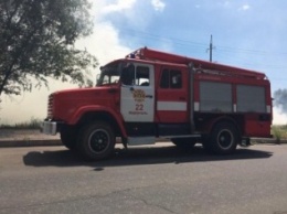 В Мариуполе недавлеко от автозаправки горел камыш (Фотофакт)