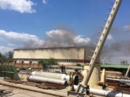 На улице Строителей в Днепре горит завод (ФОТО)