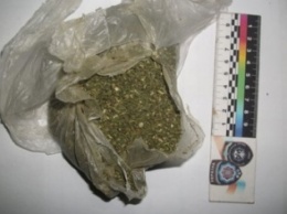 В Сумах пытались передать осужденному тушенку с наркотиками, дрожжами и мобильником (ФОТО)