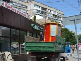 В Николаеве через несколько часов после демонтажа на том же месте появилась новая «позвонишка»