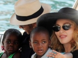 Благотворительность по-африкански: визит Мадонны в Кению