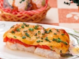 Низкокалорийный ужин: Рыба, запеченная с помидорами и сыром