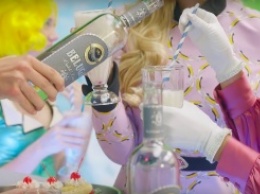Певица Fergie прорекламировала российскую водку Beluga в клипе о «сексуальных мамах» с Ким Кардашьян