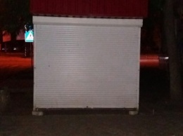 Ночью неизвестные установили «будку» на 8 Марта - жители вызвали полицию