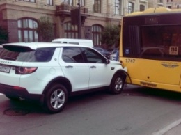 В Киеве водитель иномарки врезался в автобус