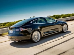 Tesla обновляет свою программу-автопилот, но есть один нюанс