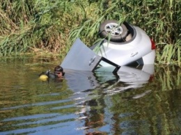 Автомобиль вытащили из реки в Харькове погиб человек