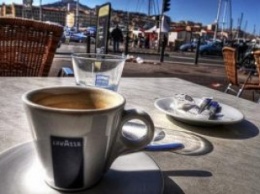 Франция: Кофе на террасе обойдется в 10 евро