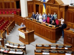 Вот это по-европейски: Депутаты Верховной Рады спели гимн и разошлись отдыхать