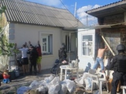 В Киеве мужчина с женой и детьми организовал притон