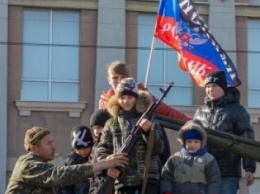 В "ДНР" раздают оружие школьникам