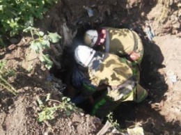 Оползень в Синельниково: мужчина провалился в яму глубиной 2 м