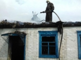 Пожарные на Полтавщине полтора часа тушили дом, спасая женщину с 4 детьми