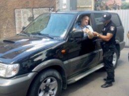 Возле здания прокуратуры в Мариуполе внедорожник ездил по тротуару и наехал на митингующего (ФОТО)